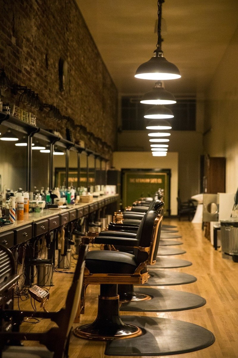 Interior de una barbería con sillones clásicos