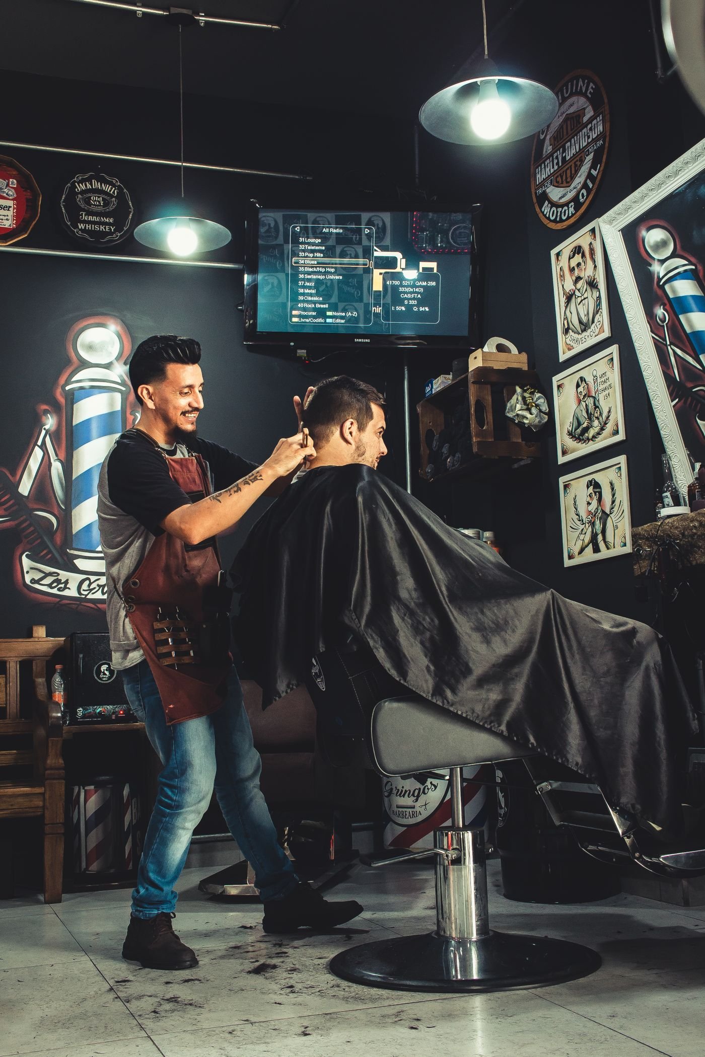 Barbero trabajando en el local